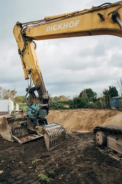 A picture of a construction worker on the job.